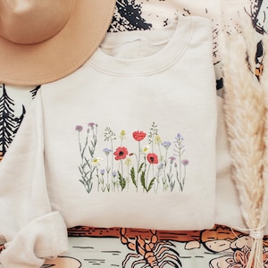 Cottage Core geborduurd sweatshirt, Wildflower met bijen geborduurd sweatshirt, Poppy shirt, Wildflower Crewneck, botanische weide shirt