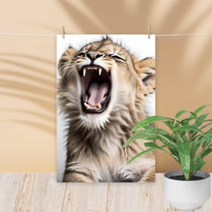 Poster con cucciolo di leone ruggente - Poster di animali per la cameretta dei bambini | Illustrazione della giungla morbida e selvaggia
