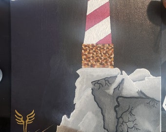 Può includere: Un dipinto di un faro con strisce rosse e bianche su uno sfondo scuro. Il faro si trova su una scogliera rocciosa con un mare blu in primo piano. Il faro emette un raggio di luce.