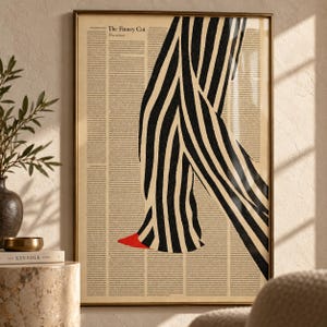 Peut inclure: Une impression d'art encadrée représentant des jambes portant un pantalon à rayures verticales noires et blanches et une chaussure rouge, superposée sur une page de dictionnaire vintage intitulée The Finney Cut Flaxienin.