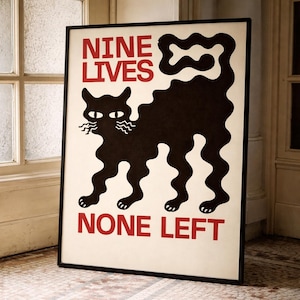 Peut inclure: Affiche encadrée avec une illustration de chat noir et le texte "NINE LIVES" et "NONE LEFT" en rouge. Le chat a un design stylisé et ondulé. L'affiche est présentée dans une pièce avec un sol carrelé et une fenêtre.