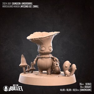 Puede incluir: Una miniatura impresa en 3D de una criatura con forma de hongo con una gran tapa abierta y un caracol en la espalda. La miniatura est&aacute; pintada de color marr&oacute;n claro y est&aacute; de pie sobre una base circular. La base est&aacute; decorada con peque&ntilde;os hongos y el texto "BITE THE BULLET". La miniatura est&aacute; a escala de 35 mm y tiene una altura de 11 mm. Las dimensiones son 14,49 x 18,09 x 10,51 mm.