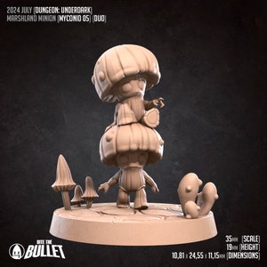 Puede incluir: Una miniatura impresa en 3D de una criatura con forma de hongo con una segunda criatura con forma de hongo en la cabeza. La miniatura est&aacute; pintada de color marr&oacute;n claro y est&aacute; de pie sobre una base circular. La base est&aacute; decorada con hongos m&aacute;s peque&ntilde;os. El texto "2024 JULY (DUNGEON: UNDERDARK) MARSHLAND MINION (MYCONID 05) (DUO)" est&aacute; impreso en el fondo. El texto "BITE THE BULLET" est&aacute; impreso en la base. El texto "35MM (SCALE)" est&aacute; impreso en el lado derecho de la base. El texto "19MM (HEIGHT)" est&aacute; impreso debajo del texto "35MM (SCALE)". El texto "10,81 x 24,55 x 11,15MM (DIMENSIONS)" est&aacute; impreso debajo del texto "19MM (HEIGHT)".