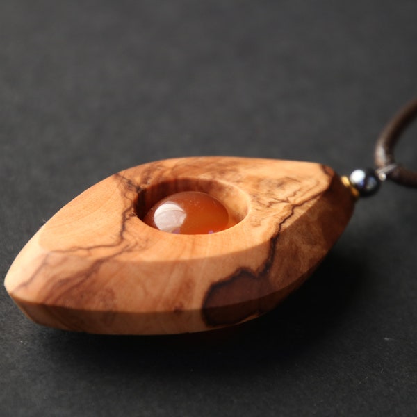 Collier pendentif en bois d'olivier, pierres semi précieuses. Pièce unique, fait main, bijou naturel