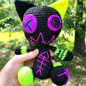 Chat zombie joker goth, fait sur commande, amigurumi mignon effrayant fait main, chat zombie noir vert et violet moyen, déco gothique, peluche chat