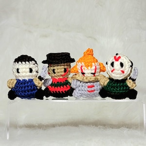 Conjunto de 4 mini amigurumis de terror chibi hechos a crochet. ¡Muñecos hechos a mano, adorables y espeluznantes! Decoración o regalo perfecto para Halloween para los amantes del terror.