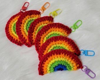Regenbogen Crochet Fidget Spielzeug mit Druckknopf | Schlüsselanhänger Clip für Rucksack, Tasche, Geldbörse | Sensorischer Stressabbau Geschenk | Stolz thematisiert