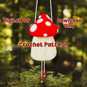 Puede incluir: Un bolso de ganchillo con forma de seta con un sombrero rojo con puntos blancos y un tallo blanco. El texto Digital PDF Download Only Crochet Pattern es visible. El bolso tiene cordones blancos con pequeños detalles de cuentas rojas y blancas.