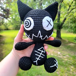 Chat zombie noir du néant, fait sur commande, amigurumi mignon effrayant fait main, chat zombie monochrome moyen, déco noir et blanc, peluche chat