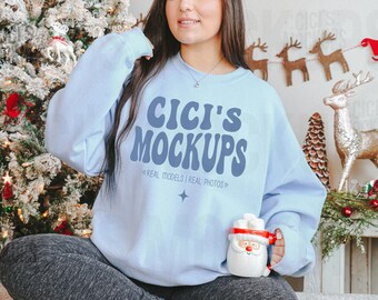 Gildan 18000 Jasnoniebieska Bluza Mockup, Boże Narodzenie 18000 Mockup, Gildan Jasnoniebieska Mockup, Boże Narodzenie Gildan Mockup, Sweter Mockup, G180