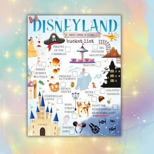 Puede incluir: Una lista de verificación de las atracciones de Disneyland con ilustraciones de atracciones y personajes populares. La lista de verificación incluye Piratas del Caribe, Big Thunder Mountain, Teacups, Bibbidi Bobbidi Boutique, Autógrafo de la Princesa, Bocadillos Mickey, Castillo de Cenicienta, Mansión Embrujada, Peter Pan, Desfile de la Calle Principal, Lucha contra la Resistencia en Star Wars Land y Orejas Temáticas.