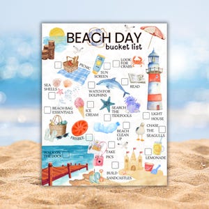 Könnte beinhalten: Eine druckbare Strandtag-Bucket-Liste mit Illustrationen eines Leuchtturms, Muscheln, eines Picknickkorbs, Eis, eines Delfins, eines Frisbees, einer Kamera und einer Sandburg. Die Liste enthält Aktivitäten wie Sandburgen bauen, Fotos machen und nach Gezeitenbecken suchen.