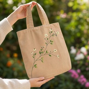 Handbroderad prästkrage-tygväska i canvas, personlig blommig sommarstrandväska