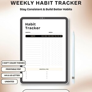 Puede incluir: Un rastreador de hábitos digital que se muestra en una tableta, con el texto "WEEKLY HABIT TRACKER". El rastreador incluye secciones para hábitos, días de la semana y un espacio para escribir por qué estás agradecido. Un lápiz óptico está al lado de la tableta.