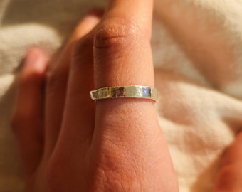 Bague empilable minimaliste faite main en argent sterling