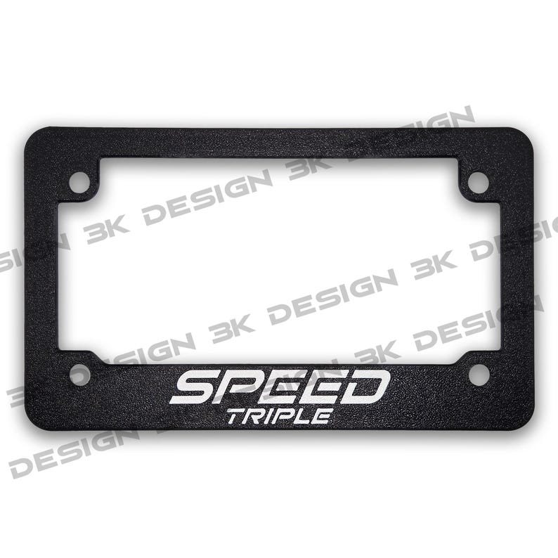 Puede incluir: Marco de matr&iacute;cula rectangular negro con las palabras "SPEED TRIPLE" en blanco. El marco tiene cuatro orificios de montaje y una superficie texturizada. Las palabras "3K DESIGN" est&aacute;n impresas alrededor del marco.