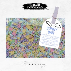 Könnte beinhalten: Ein druckbares Osterhasen-Köder-Schild mit blauem Hintergrund und weißem Text. Das Schild lautet "Hasenköder" und enthält Anweisungen, den Köder nachts auf den Rasen zu streuen, um den Osterhasen anzulocken.