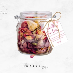 Peut inclure: Un bocal en verre rempli de pétales de roses séchées, attaché avec un ruban brun et une étiquette blanche qui indique "Smell the love" et "Stovetop Potpourri!"  Ajouter les ingrédients dans une casserole avec des tasses d'eau et laisser mijoter à feu doux. Ajouter plus d'eau si nécessaire. Profitez!