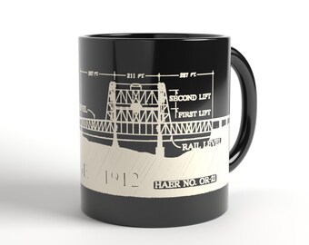 Könnte beinhalten: Ein schwarzer Keramikbecher mit einer weißen technischen Architekturzeichnung einer Brücke. Das Design enthält Beschriftungen wie 287 FT, 211 FT, SECOND LIFT, FIRST LIFT, RAIL LEVEL, 1912 und HAER NO. OR-21 in einer klaren, serifenlosen Schrift.