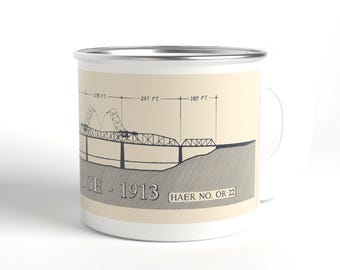 Könnte beinhalten: Ein weißer Emaillebecher mit einer dunkelblauen technischen Zeichnung einer Brücke aus dem Jahr 1913. Der Aufdruck enthält Maße von 278 ft, 297 ft und 185 ft sowie den Text BRIDGE - 1913 und HAER NO. OR-22 auf hellcremefarbenem Hintergrund.