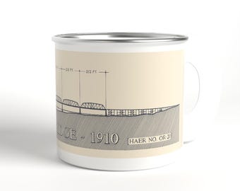 Könnte beinhalten: Ein weißer Emaillebecher mit einer technischen Architekturzeichnung einer Brücke aus dem Jahr 1910. Der Aufdruck zeigt schwarze Linien der Brückenstruktur, Maßangaben wie 213 ft und 212 ft, den Text BRIDGE - 1910 sowie HAER NO. OR-20.