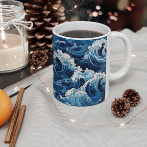 Taza con diseño de olas marinas, taza de café de cerámica con estampado de olas japonesas en azul y blanco, regalo minimalista para amantes del mar, 325 ml o 444 ml. imagen 5