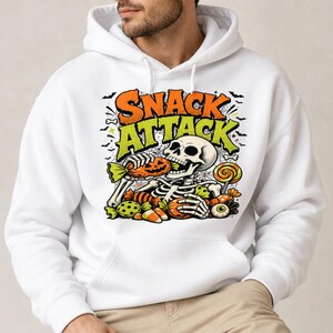 Snack Attack skelet dat snacks eet Hoodie | Retro doodskop snack afbeelding