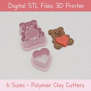 Op de afbeelding: Zes roze plastic koekjesvormen in de vorm van een beer die een hart vasthoudt, een hart en een beer die een hart vasthoudt. De beren koekjesvormen zijn gelaagd om verschillende maten te creëren.  "Digital STL Files 3D Printer" en "6 Sizes - Polymer Clay Cutters" staan in roze tekst bovenaan en onderaan de afbeelding.
