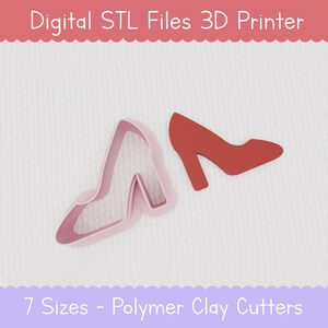 Peut inclure: Deux emportes-pièces en plastique rose en forme de chaussures à talons hauts sur un fond blanc. Le texte "Digital STL Files 3D Printer" est en haut de l'image. Le texte "7 Sizes - Polymer Clay Cutters" est en bas de l'image.