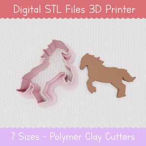 Puede incluir: Archivos STL digitales para la impresión 3D de un cortador de galletas de caballo. La imagen muestra un cortador de galletas de plástico rosa y un cortador de galletas de plástico marrón. El texto "7 tamaños - Cortadores de arcilla polimérica" está en la parte inferior de la imagen.