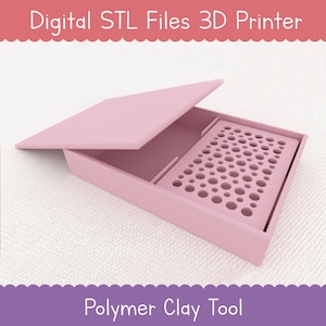 Puede incluir: Una caja de almacenamiento de plástico rosa con tapa, diseñada para guardar herramientas de arcilla polimérica. La caja tiene una bandeja extraíble con una cuadrícula de pequeños agujeros.