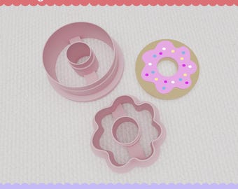Puede incluir: Conjunto de 3 cortadores de galletas de donut de plástico rosa. Los cortadores tienen forma de donut, un agujero de donut redondo y un donut con forma de flor. El cortador de donut tiene glaseado rosa y chispas de colores. Archivos STL digitales impresora 3D. 7 tamaños - Cortadores de arcilla polimérica.