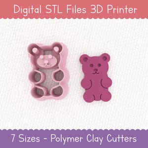 Puede incluir: Dos cortadores de arcilla polimérica con forma de osito de goma rosa. Uno es un cortador y el otro es una forma sólida. El texto en la parte superior dice "Digital STL Files 3D Printer". El texto en la parte inferior dice "7 Sizes - Polymer Clay Cutters".