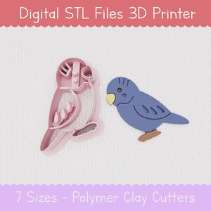 Puede incluir: Dos archivos STL digitales para la impresión 3D de un cortador de galletas de periquito azul y rosa. El texto "7 tamaños - Cortadores de arcilla polimérica" está en la parte inferior de la imagen.