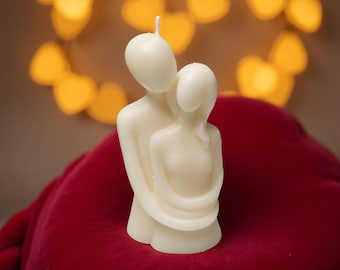 Vela de soja minimalista con forma de pilar para pareja abrazándose: decoración romántica y escultural para el hogar