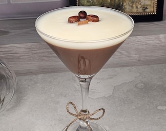 Vela Espresso Martini, aroma a café realista, cera de soja, mecha de madera, copa de cóctel.