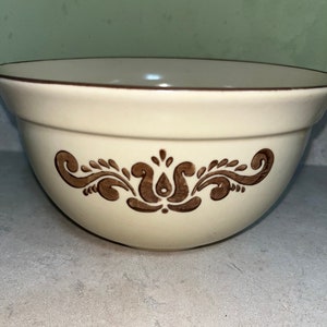 Pfaltzgraff 2 QT Mixing Bowl Village design
