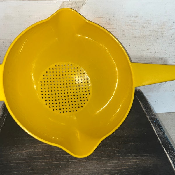 Vintage 1970s Tupperware 2 Quart Yellow Footed Strainer/Colander with Handle #1523