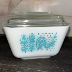 Vintage Pyrex Amish Butterprint Pattern Refrigerator Dish/Lid #501. 1 1/2 Cups