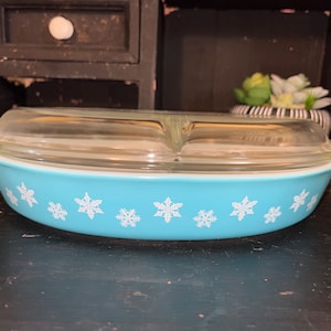 Pyrex Turqoise Snowflake Divided 1 1/2 Qt. Casserole Dish, Vintage