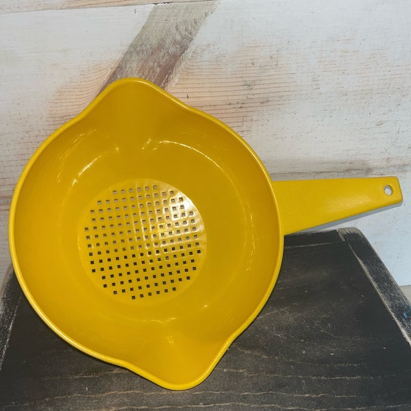 Vintage TUPPERWARE 1 Quart Yellow Strainer/Colander #1200-10