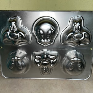 Vintage Wilton Mini Cake Pan with Tweety and Sylvester, marked T & M 1994 Warner Bros Wilton.