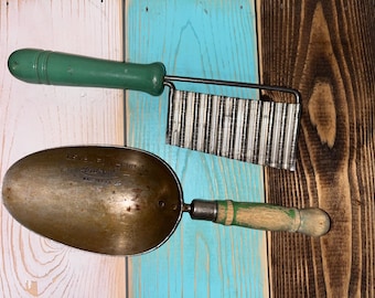 Utensili da cucina vintage MCM con manico verde / Taglierina per pieghe / Cucchiaio per farina / Utensili da cucina con manico in legno / Manico verde / Fattoria