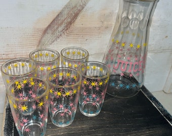 Caraffa per succo Atomic Starburst Hazel Atlas vintage anni &#39;50 con coperchio giallo e 6 bicchieri / Cucina retrò / Arredamento di metà secolo / Arredamento kitsch