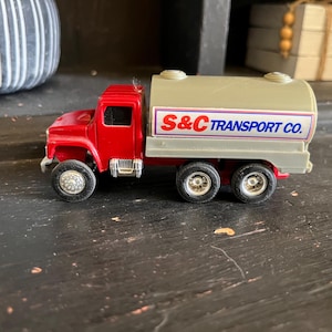 Vintage 1993 Ertl Farm Country Dairy Barn S&C Transport Co.  Tanker Truck Dually 1:64 Scale Diecast Metal