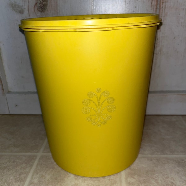 Tupperware #1339-3  Yellow Servalier Jumbo Canister With Lid