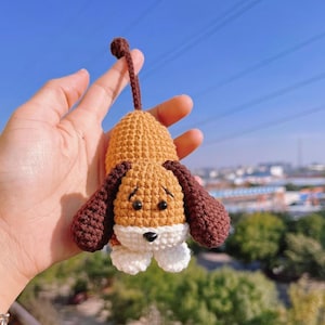 Schema PDF per portachiavi a forma di bassotto all'uncinetto, tutorial passo passo per realizzare un simpatico portachiavi a forma di cucciolo all'uncinetto in amigurumi, simpatico portachiavi a forma di animale fai da te