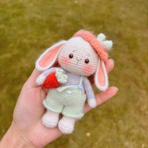 Schema PDF per portachiavi coniglietto all'uncinetto con fiore, schema uncinetto amigurumi coniglietto, regalo animale carino all'uncinetto, portachiavi coniglio carino