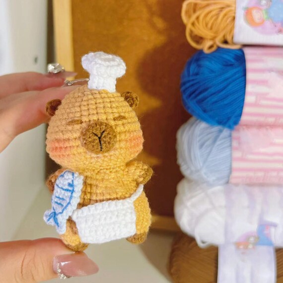 かぎ針編みのかわいいカピバラシェフキーホルダーPDFパターン