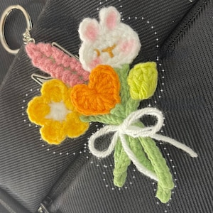 Crochet Mini Bouquet Keychain Muster, No-sew Häkelanleitung, hübsches Bouquet häkeln, Häkelblumenmuster, Häkelgeschenk für Freundin